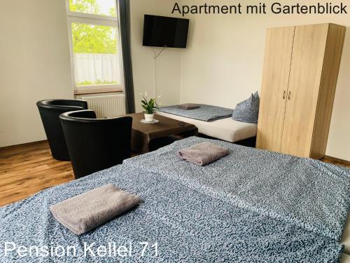 Habitación con cama con 2 almohadas en Pension Kellei 71, en Dresden