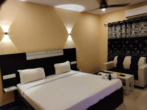 En eller flere senger på et rom på Ishwarya Residency