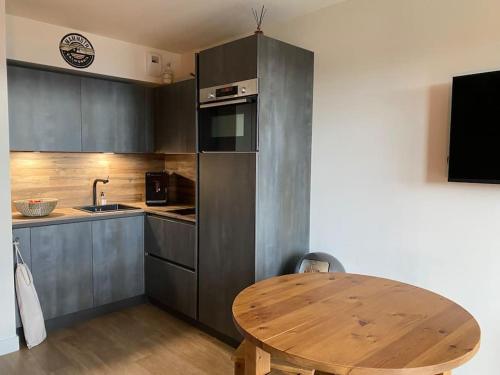 Cuisine ou kitchenette dans l'établissement Le Gabiott, Appartement neuf pour 4, au pied des pistes à La Rosière