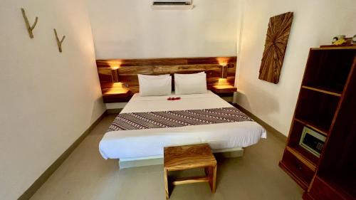 1 dormitorio con 1 cama grande en una habitación en Marygio Gili Resort, en Gili Trawangan