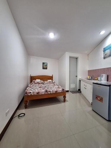 ein Schlafzimmer mit einem Bett in der Mitte eines Zimmers in der Unterkunft Casa Oeste in Moalboal