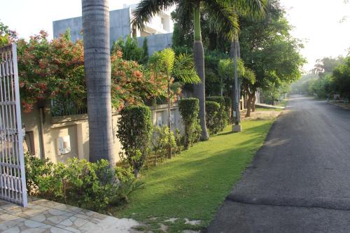 Taman di luar Zuri Holiday Home