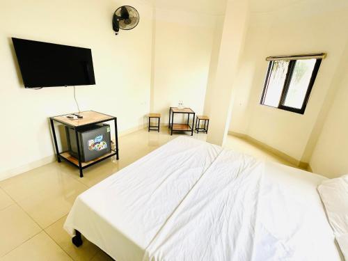 - une chambre avec un lit et une télévision à écran plat dans l'établissement Spacer hotel, à Hạ Long