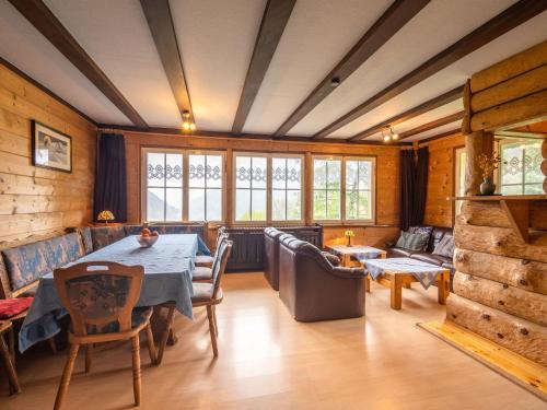 トートモースにあるQuietly situated group house in the southern Black Forest with a gorgeous viewのダイニングルーム(テーブル、椅子付)