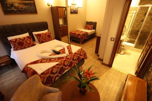 BeyPort Hotel Taksim في إسطنبول: غرفة الفندق بسرير وطاولة