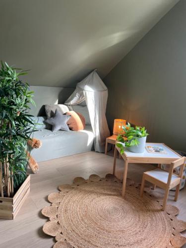 1 dormitorio con 1 cama y 1 mesa con plantas en Aalesund Holiday Home 5 Bedroom!, en Ålesund
