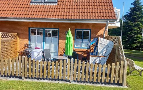 ein Holzzaun vor einem Haus in der Unterkunft An Bord - Steuerbord in Sankt Peter-Ording