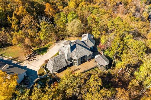 une vue aérienne d'une maison dans les bois dans l'établissement Mountain Bliss: Estate w/ Views~FirePit~Hot Tub~Gburg 5min~3 Pools, à Gatlinburg