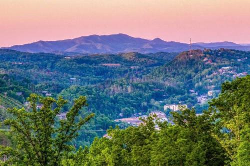 une vue sur une vallée avec des arbres et des montagnes dans l'établissement Mountain Bliss: Estate w/ Views~FirePit~Hot Tub~Gburg 5min~3 Pools, à Gatlinburg