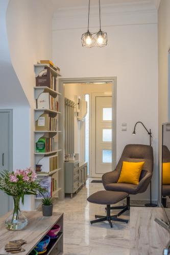 Tailor Made, Central 3-Bedroom Apartment in Chania