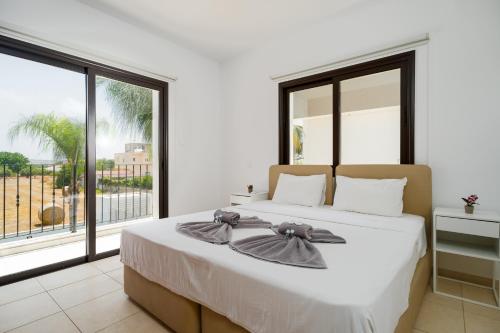 Ένα ή περισσότερα κρεβάτια σε δωμάτιο στο Valerian Palm Villas - Napa's Secret Escape