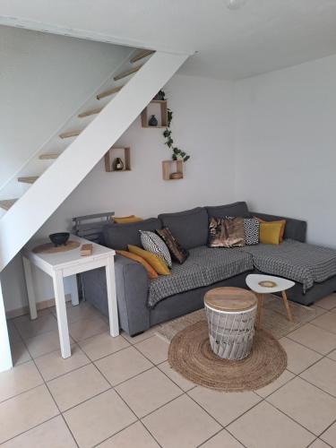 un salon avec un canapé et une table dans l'établissement Maison en bord de mer, à Valras-Plage