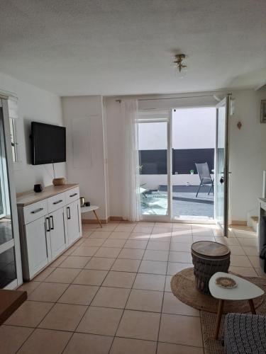 un salon avec vue sur l'océan dans l'établissement Maison en bord de mer, à Valras-Plage