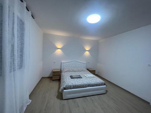 sypialnia z łóżkiem w białym pokoju w obiekcie Casa Roma rooms&apartments w Padwie