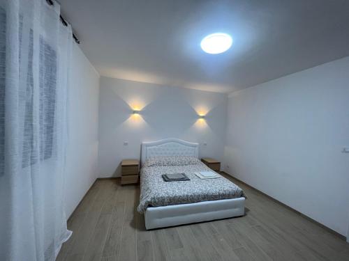パドヴァにあるCasa Roma rooms&apartmentsの白い部屋にあるベッドのある寝室