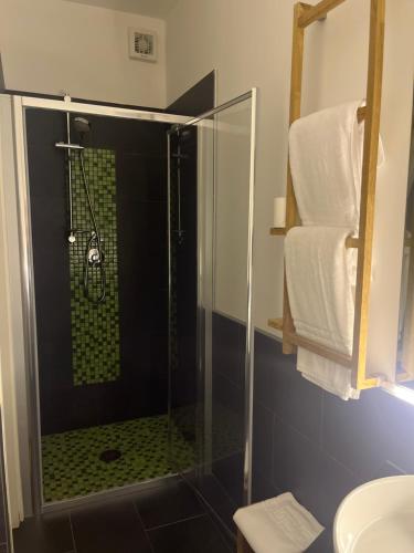 y baño con ducha y puerta de cristal. en Apartment Acero Rosso, en Riccò del Golfo di Spezia