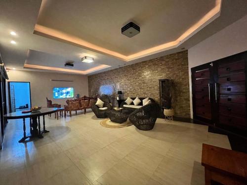 duży salon z kanapami i stołem w obiekcie CD NATUREVIEW w mieście Matangtubig