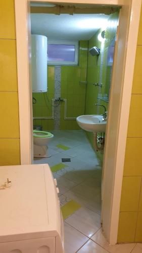 een badkamer met een wastafel en een toilet bij StaySavvy Residence in Štip