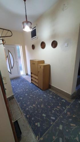 een lege kamer met een dressoir in een kamer bij StaySavvy Residence in Štip