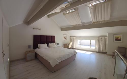1 dormitorio con cama grande y ventana grande en Mount Royal 09 - Large 1 bed with balcony, en Johannesburgo
