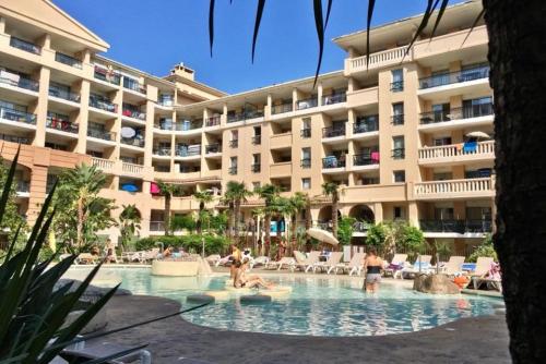 un hôtel avec une piscine. dans l'établissement A&H Homes - Cannes Beach - Near Train Station, à Cannes