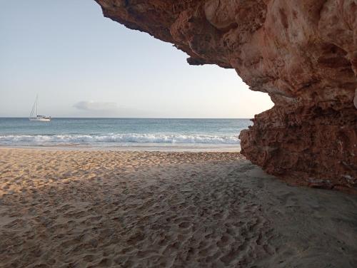 uma vista para a praia a partir de uma caverna na praia em A.M.A Appartament em Calheta Do Maio