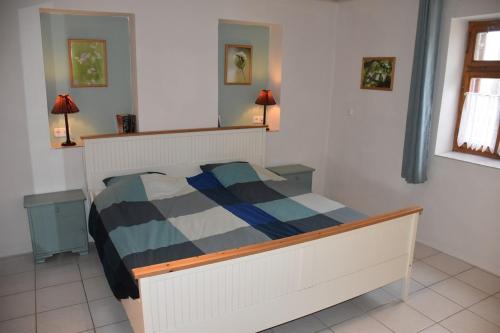 En eller flere senge i et værelse på Akác Tanya