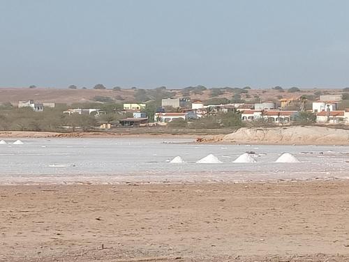 un grupo de rocas blancas en el agua en una playa en A.M.A Appartament en Calheta Do Maio