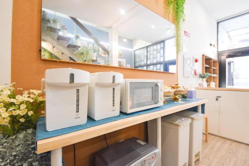 - un comptoir avec 2 fours micro-ondes dans l'établissement Comfy Stay Sarusawaike, à Nara