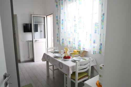 un tavolo bianco con frutta in una stanza di Casa Vacanze La Coccinella a Trapani