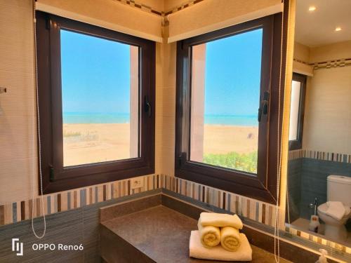La salle de bains est pourvue d'une baignoire et de 2 fenêtres. dans l'établissement El Gouna holiday home A F, à Hurghada
