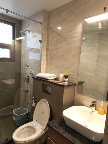 Koupelna v ubytování Hotel South Ex Residency - South Ex near AIIMS Delhi - Couple Friendly