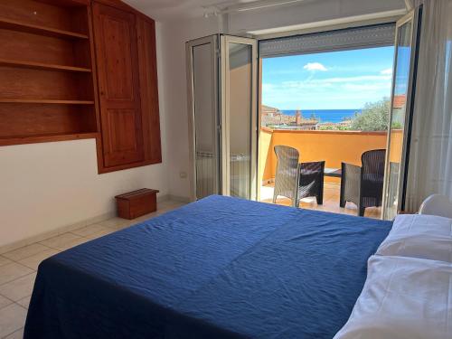 una camera con letto e vista sull'oceano di Arbatax Le Terrazze sul Mare a Àrbatax