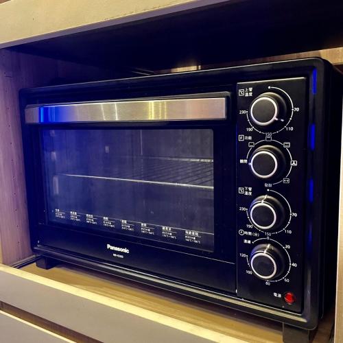 a microwave oven sitting on top of a shelf at 遇見 雲山居 in Fuli