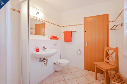 コルスヴァントにあるVillen am See - 4-Raum Häuser DHH Golfblickのバスルーム(トイレ、洗面台付)
