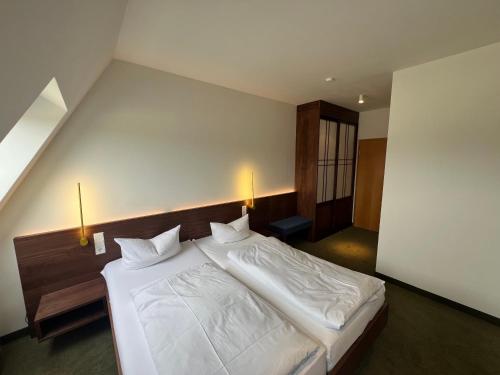 ライプツィヒにあるホテル デ サックス ライプツィヒのベッドルーム(白いシーツを使用した大型ベッド1台付)