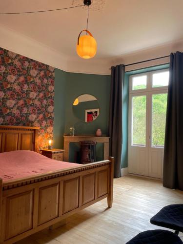 une chambre avec un lit, une fenêtre et un miroir dans l'établissement Domaine La Rose, à Caylus