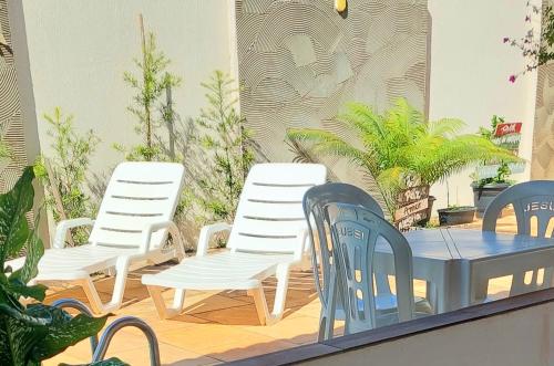 vier stoelen en een tafel op een patio bij JACY AP GOSTOSO in São Miguel do Gostoso
