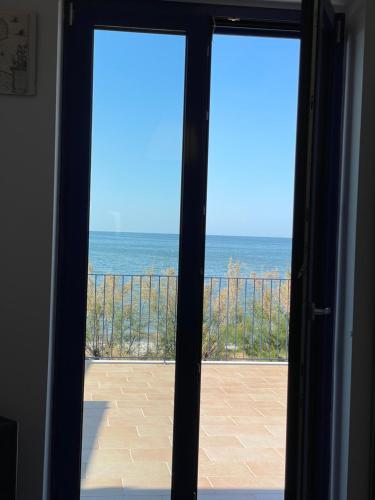 ローディ・ガルガーニコにあるLa Margherita Case Vacanzeの窓から海の景色を望めます。