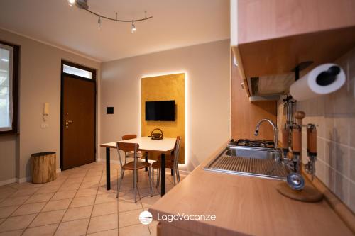 een keuken met een tafel en een eetkamer bij Appartamento Stefano in Polpenazze del Garda