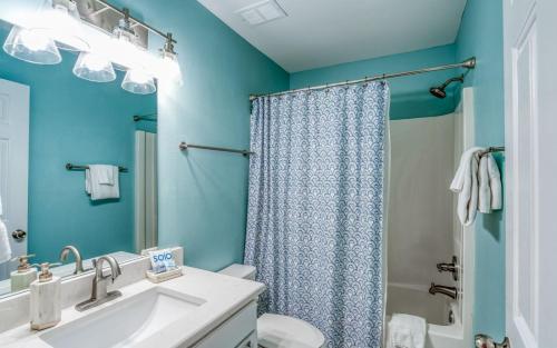 een badkamer met een wastafel, een toilet en een douche bij Grand Caribbean 316 Community Pool Access Minutes to the ocean front in Perdido Key