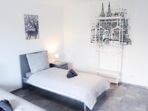 1 dormitorio con 1 cama y una foto de un castillo en Monteur- und Ferienwohnung nahe Aachen en Eschweiler