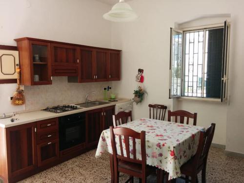 una cucina con tavolo e una cucina con tavolo e sedie di Villetta indipendente a due passi dal mare a Rivabella
