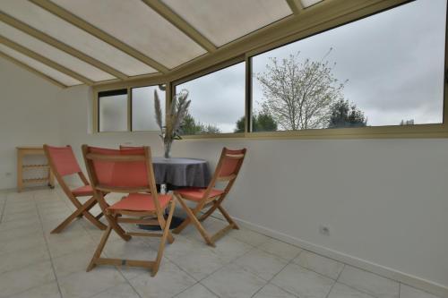 une salle à manger avec une table et quatre chaises dans l'établissement 4 saisons baie de somme, à Abbeville