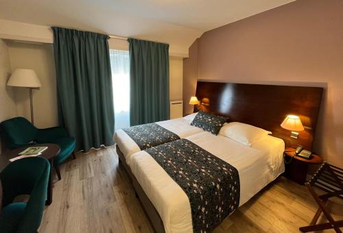 Postel nebo postele na pokoji v ubytování Hôtel Le Ménestrel