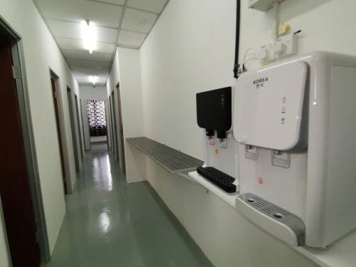 吉隆坡的住宿－Sri Rampai，墙上有显示器的医院走廊