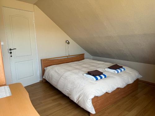 1 dormitorio con 1 cama con 2 toallas en Apartment Festival Street en Cēsis