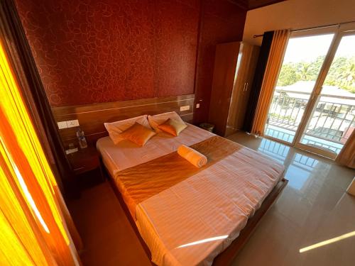 1 dormitorio con 1 cama con 2 almohadas de color naranja en Hill side Home en Anachal