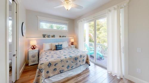 - une chambre avec un lit et une grande fenêtre dans l'établissement Ocean Breeze (AMIL), à Bradenton Beach