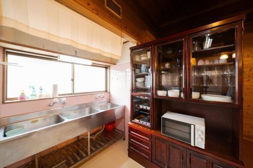 cocina con fregadero y ventana en Osugi no Yado - Vacation STAY 43977v, en Yufu